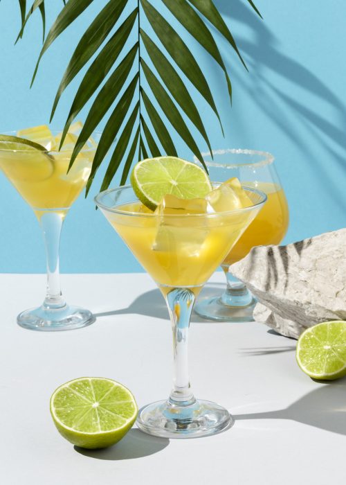 tasty-daiquiri-cocktails-with-lime-slices